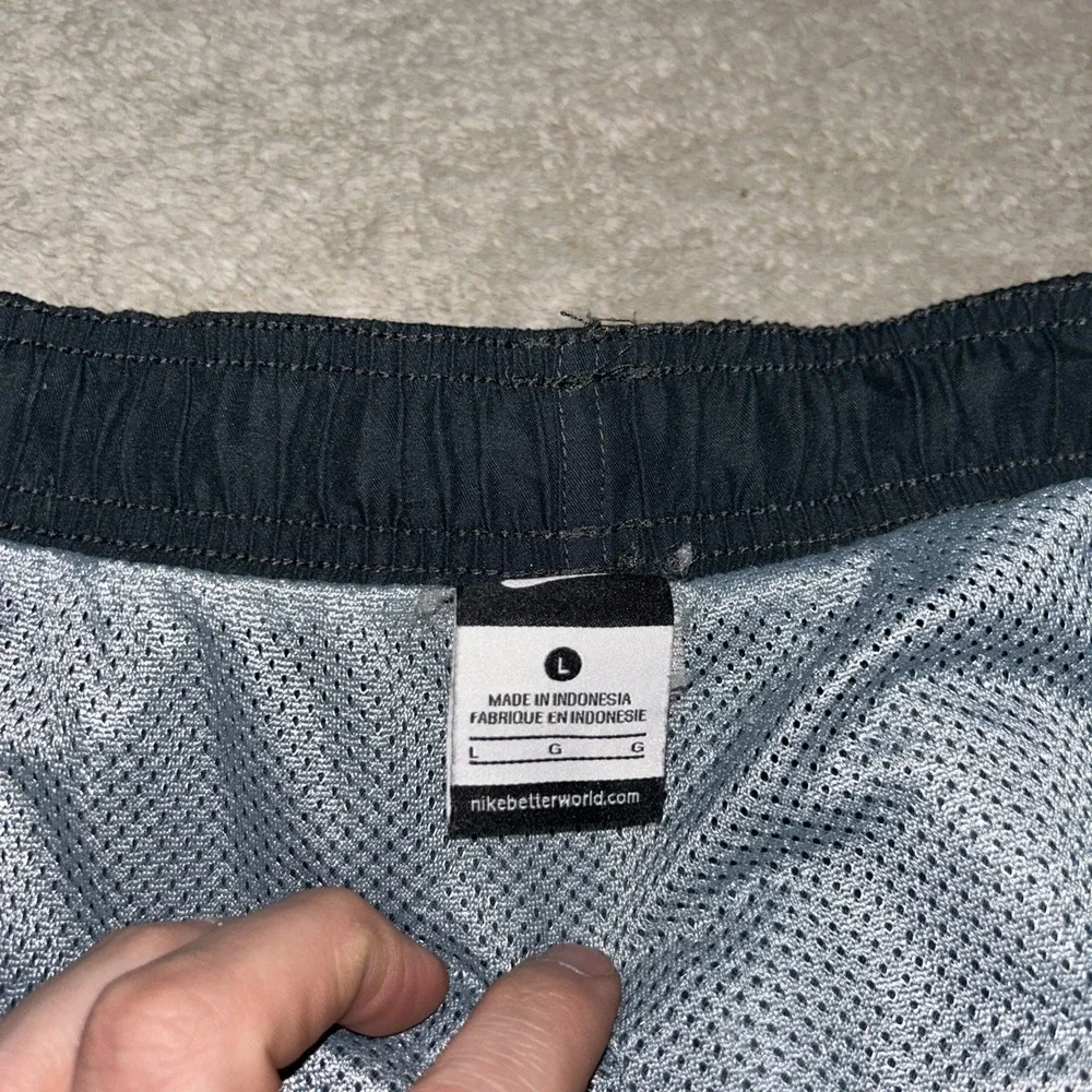 Nike Men's Swim Shorts Gray Mesh Lined Large Blue Stripe‎